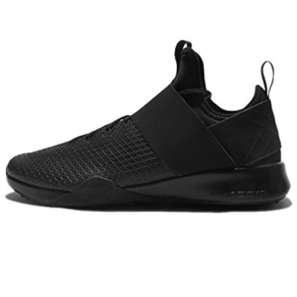 Women’s Nike Air Zoom Strong - size 9.5, black